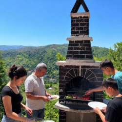 Emis Pure açık hava barbekü alanı ve Fındıklı dağ manzarası