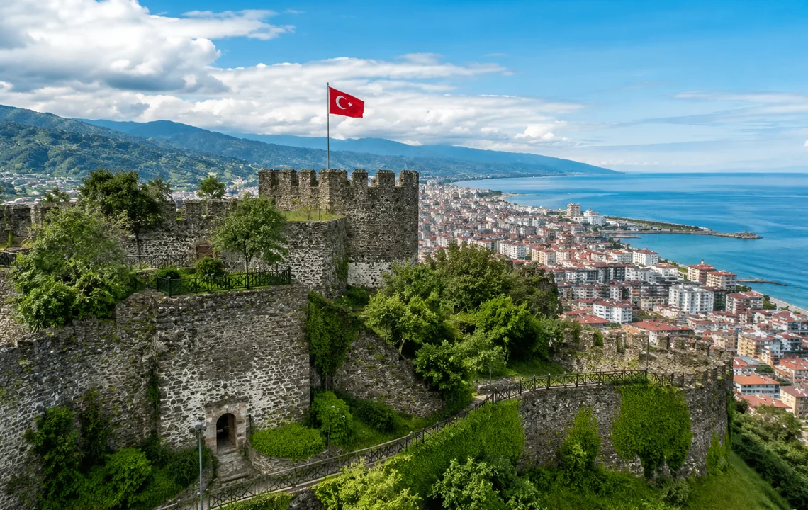 Rize Kalesi ve Rize şehir manzarası