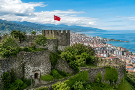 Rize Kalesi ve Rize şehir manzarası