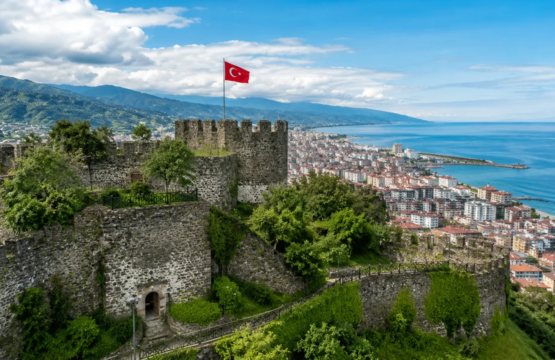 Rize Kalesi ve Rize şehir manzarası
