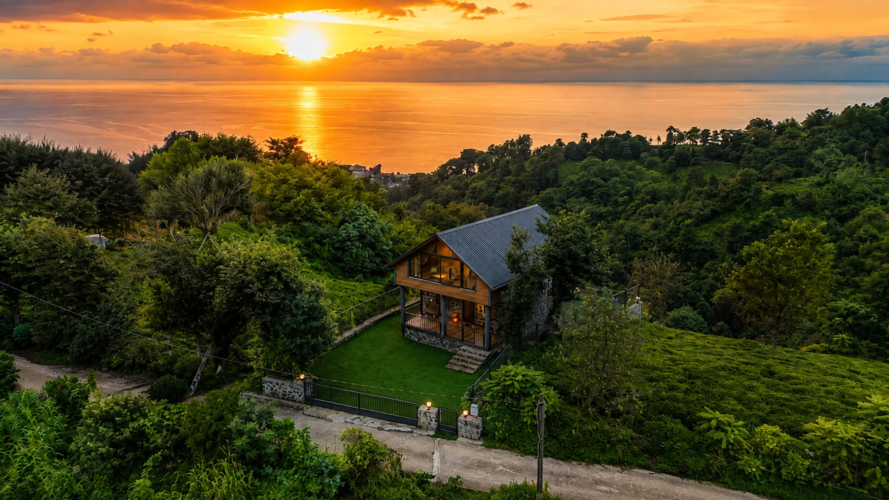 Fındıklı Rize’de Emis İnziva’nın Karadeniz manzaralı bahçesi ve gün batımında havadan görünümü