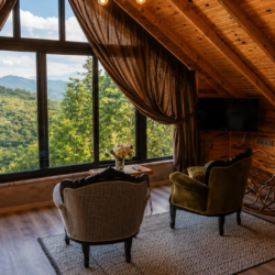 Fındıklı Rize’de Emis İnziva’nın panoramik doğa manzaralı üst kat oturma ve dinlenme alanı