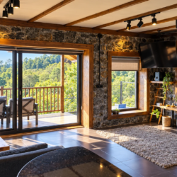 Fındıklı Rize’de Emis İnziva’nın geniş salonu, büyük cam kapıları ve manzaralı balkon alanı